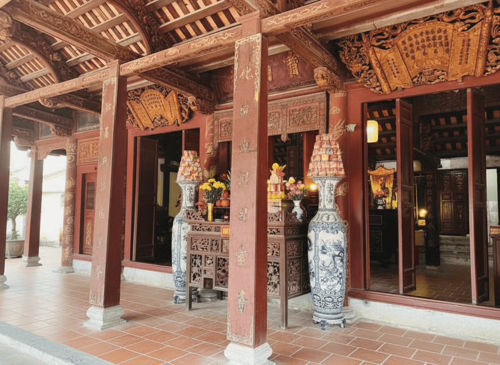 Thượng điện của ch&ugrave;a được x&acirc;y dựng theo lối kiến tr&uacute;c cổ, với 3 gian ch&iacute;nh, ho&agrave;n to&agrave;n bằng gỗ lim.